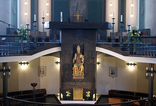 St. Hedwigskathedrale Berlin - Altar, Tabernakel, Petrus-Kreuz