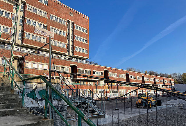 Aktueller Zustand des Jugendzentrums nach dem Teilabriss durch die WBM Mitte am 14. November 2022 - es trotzt den Widerständen und könnte weiterhin behutsam ertüchtigt und für einen Jugendcampus baulich ergänzt werden.