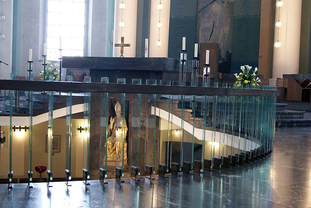 St. Hedwigskathedrale Berlin - Geländer, Leuchter, Altar